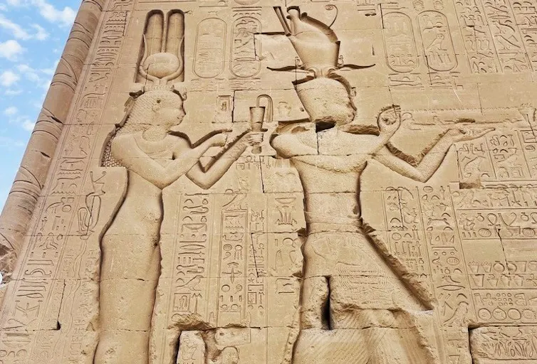 Cléopâtre et Césarion. Mur extérieur du temple de Dendérah, Egypte