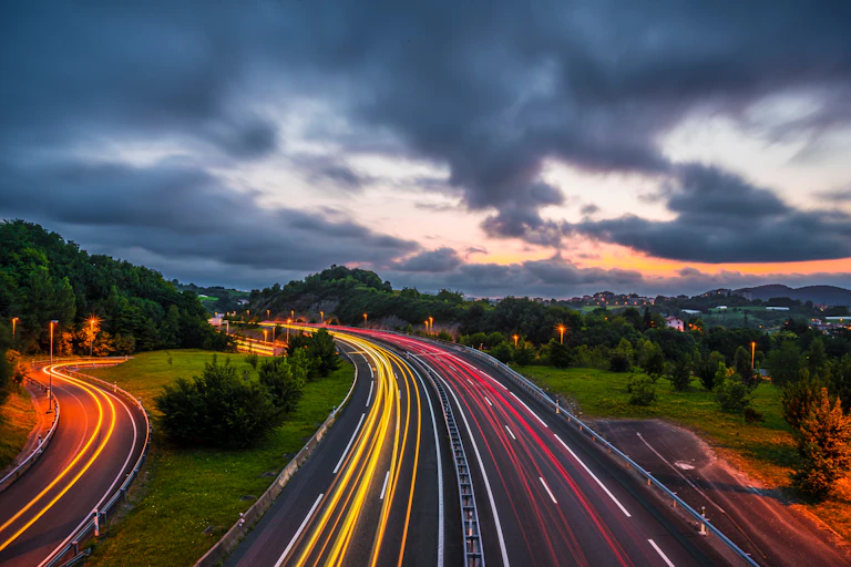 Une autoroute au crépuscule.