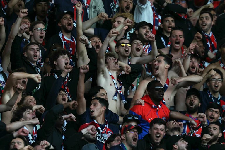 Les supporters du Paris Saint-Germain chantent à pleins poumons lors de la demi-finale retour de la Ligue des Champions, le 7 mai 2025.