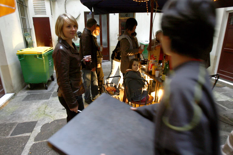 En 2006, à Paris, des participants de l'une des premières éditions de la Fête des voisins.