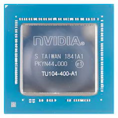 Um pequeno chip de metal retangular onde se lê ‘nVIDIA’