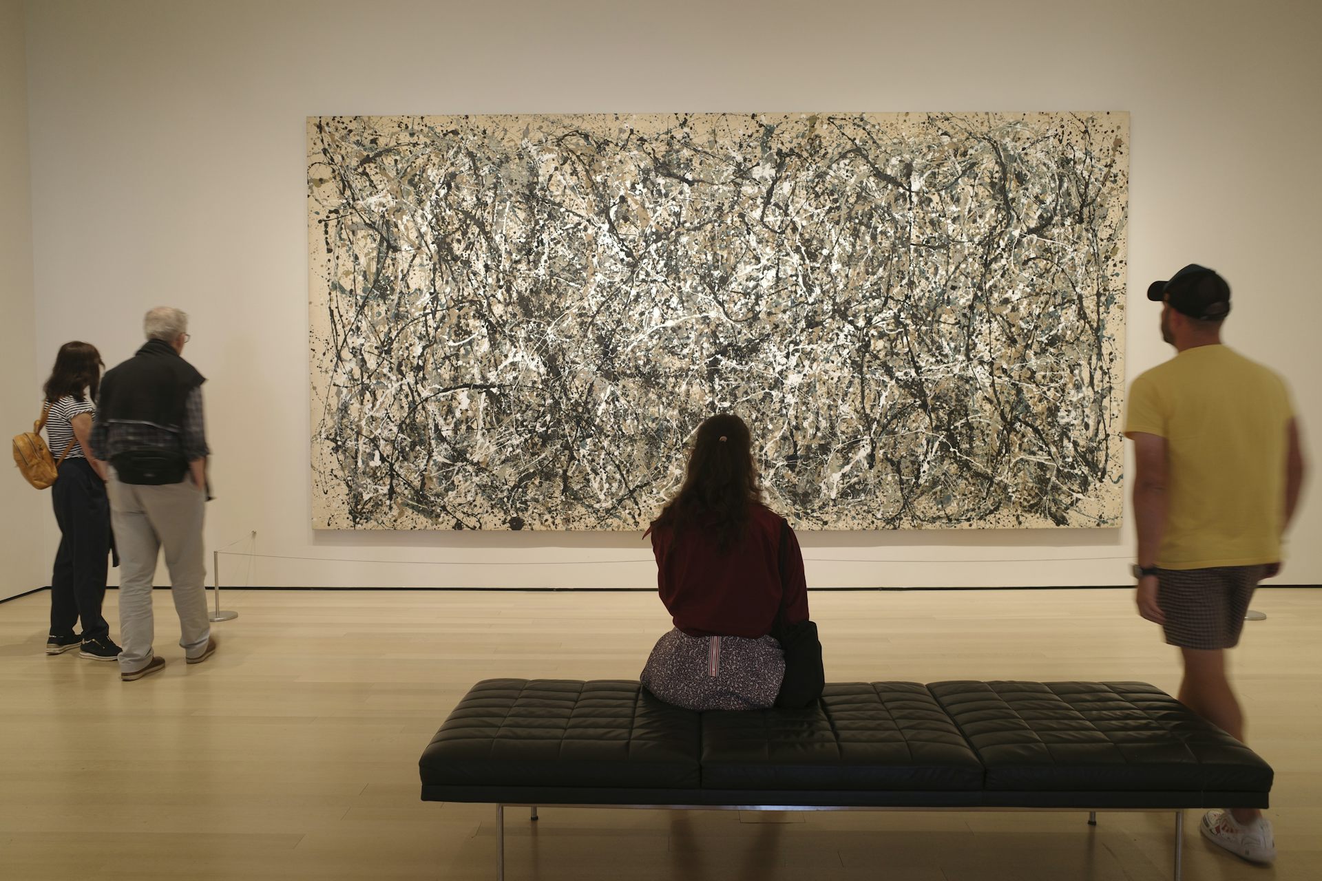 public devant une toile au musée