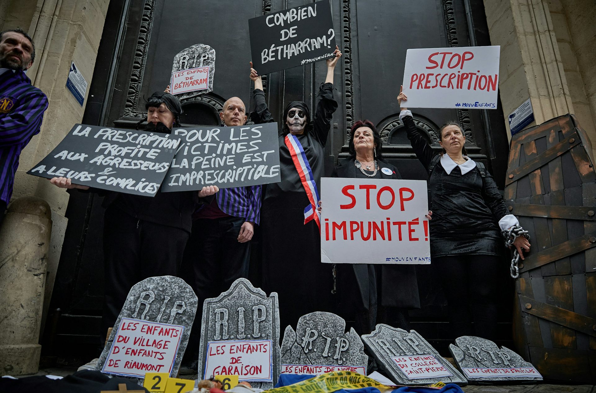 Manifestation de soutien aux victimes de violences dans les établissements d'enseignement privé, devant le ministère de l'Education nationale à Paris, le 10 mars 2025.