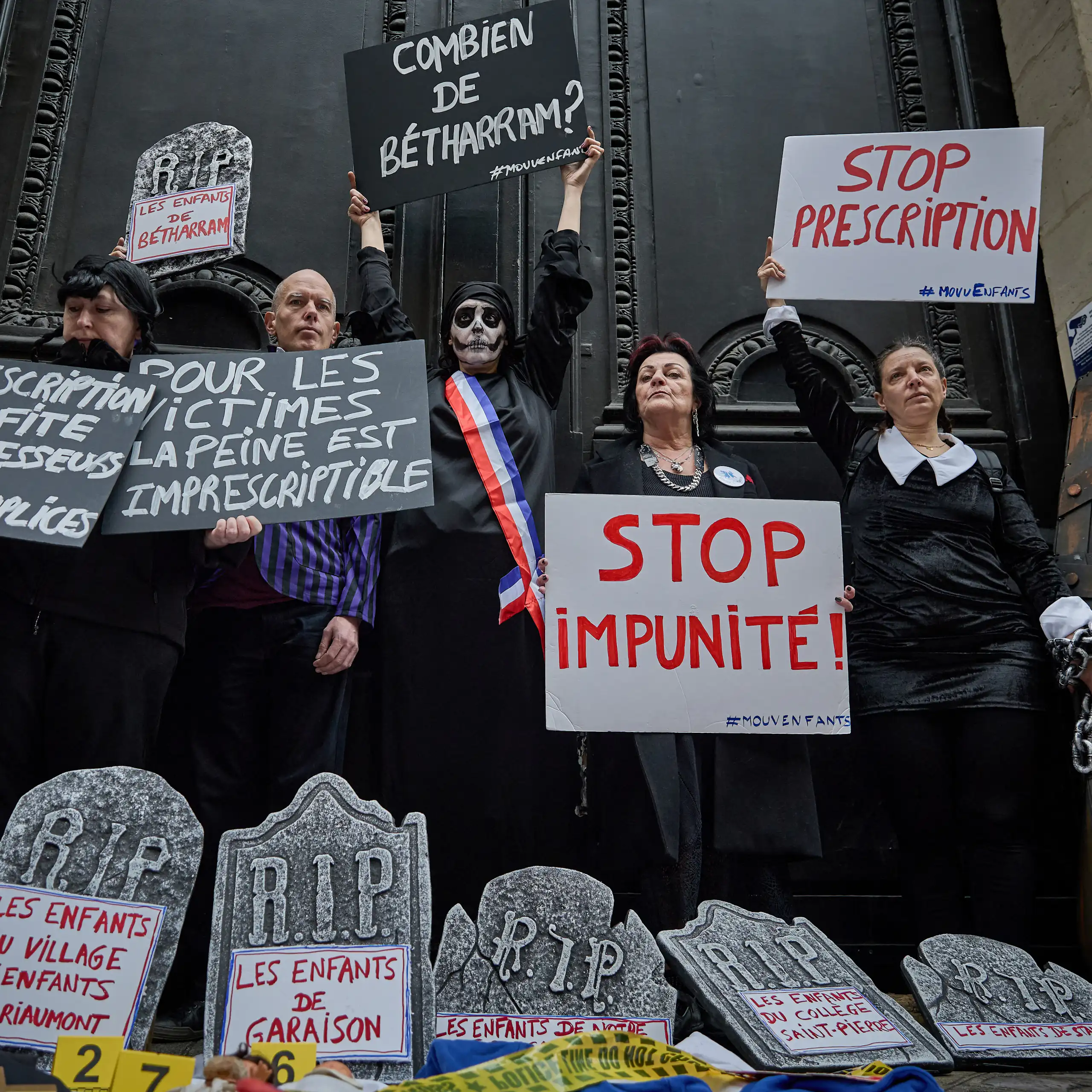 Manifestation de soutien aux victimes de violences dans les établissements d'enseignement privé, devant le ministère de l'Education nationale à Paris, le 10 mars 2025.