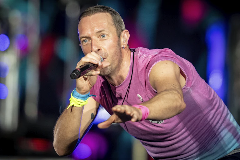 Chris Martin of coldplay singing on stage