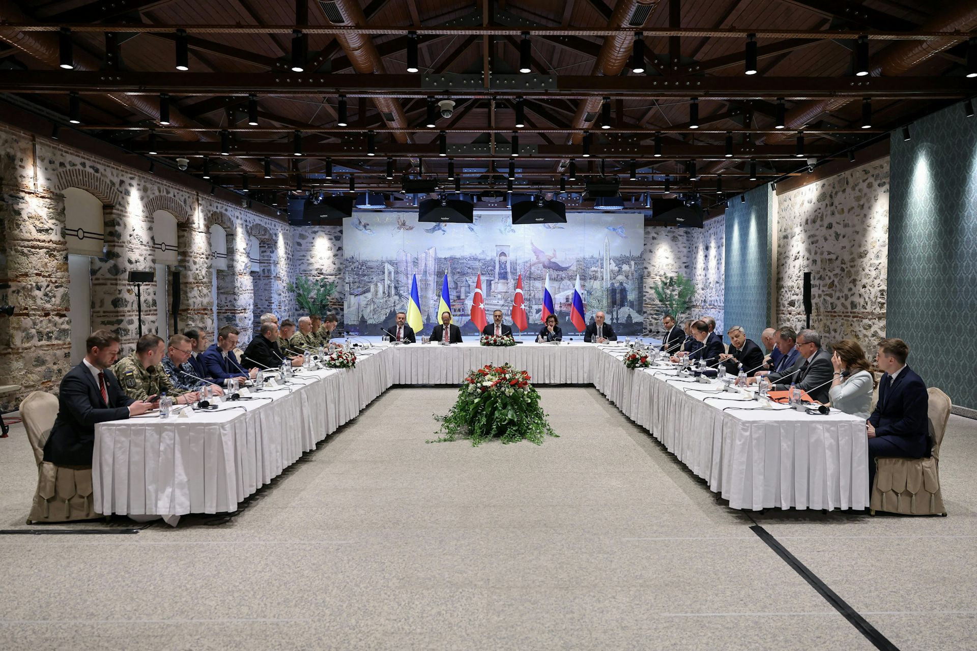 Trois visions du processus de paix pour l’Ukraine : le « deal », l’ascenseur et le rond-point