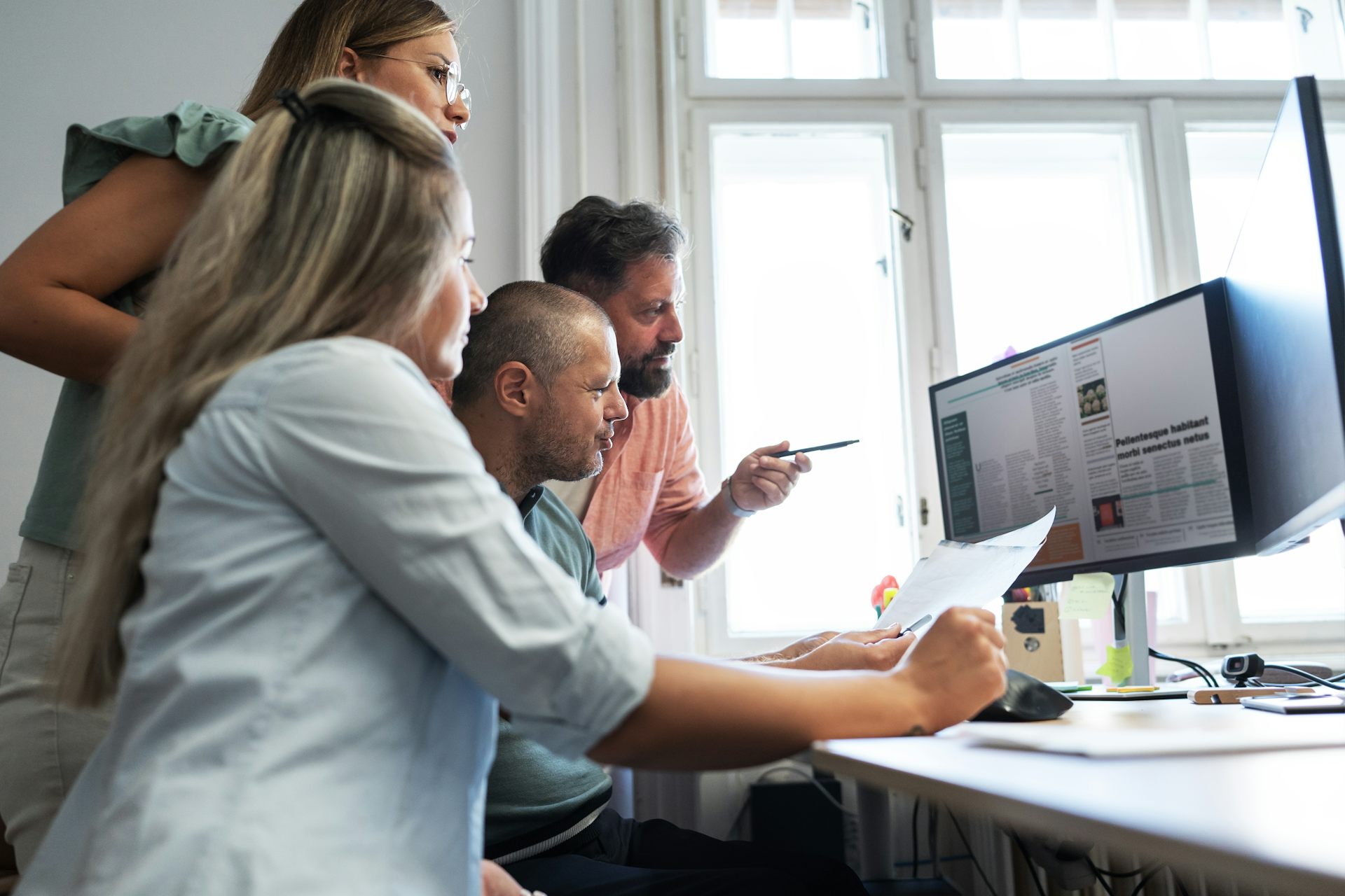 Varias personas miran una pantalla de ordenador