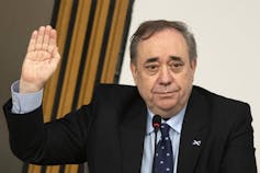 ¿Por qué es Alberta Ass para la independencia de Palles en comparación con Escocia en 2014 años? 1 El hombre con la huelga de cabello oscuro en el traje y se ata con la mano derecha levantada.