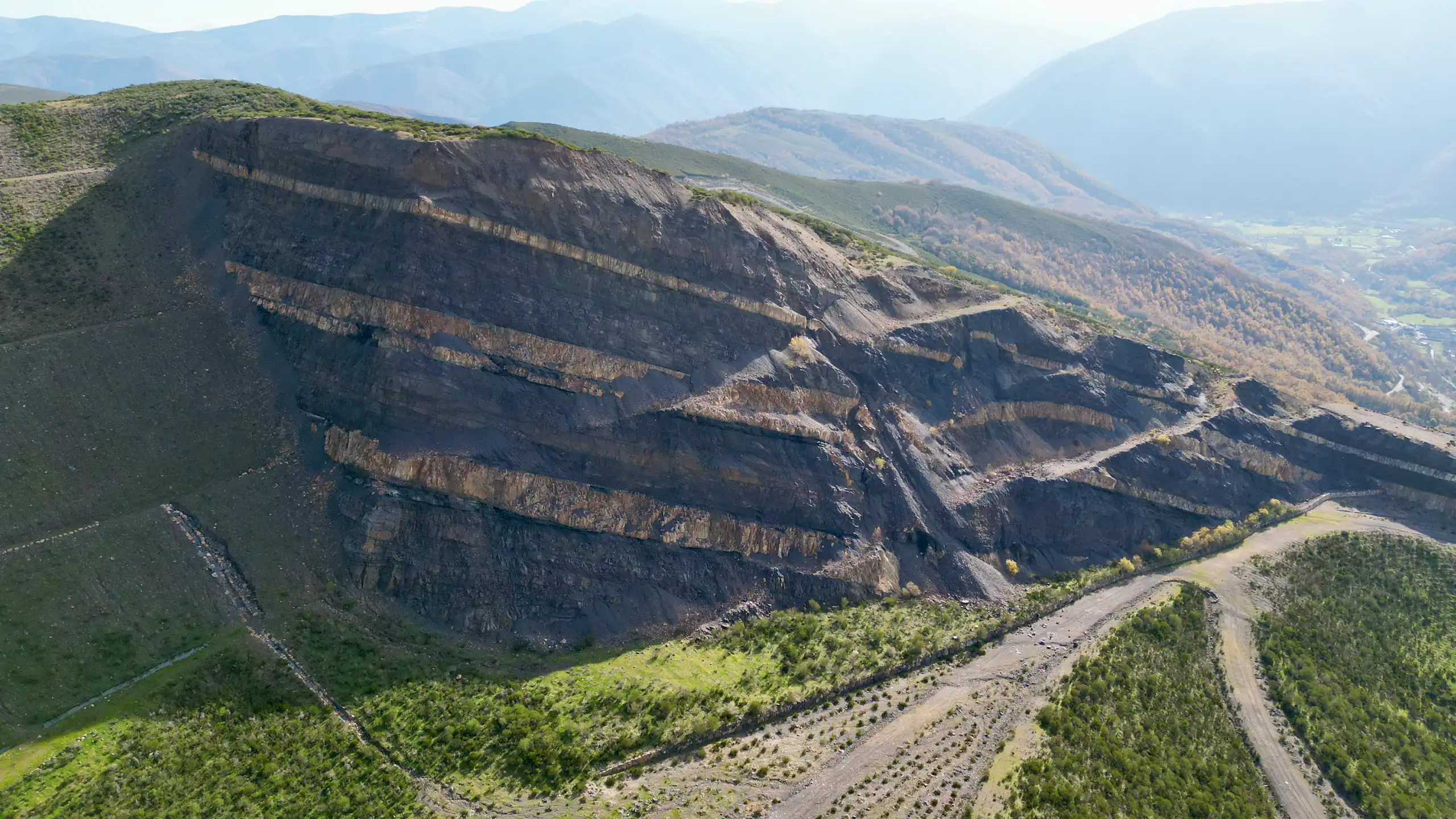 Mina de carbón a cielo abierto de El Feixolín (Villablino, León), hoy reconvertida en un museo al aire libre para comprender el proceso de formación del carbón.