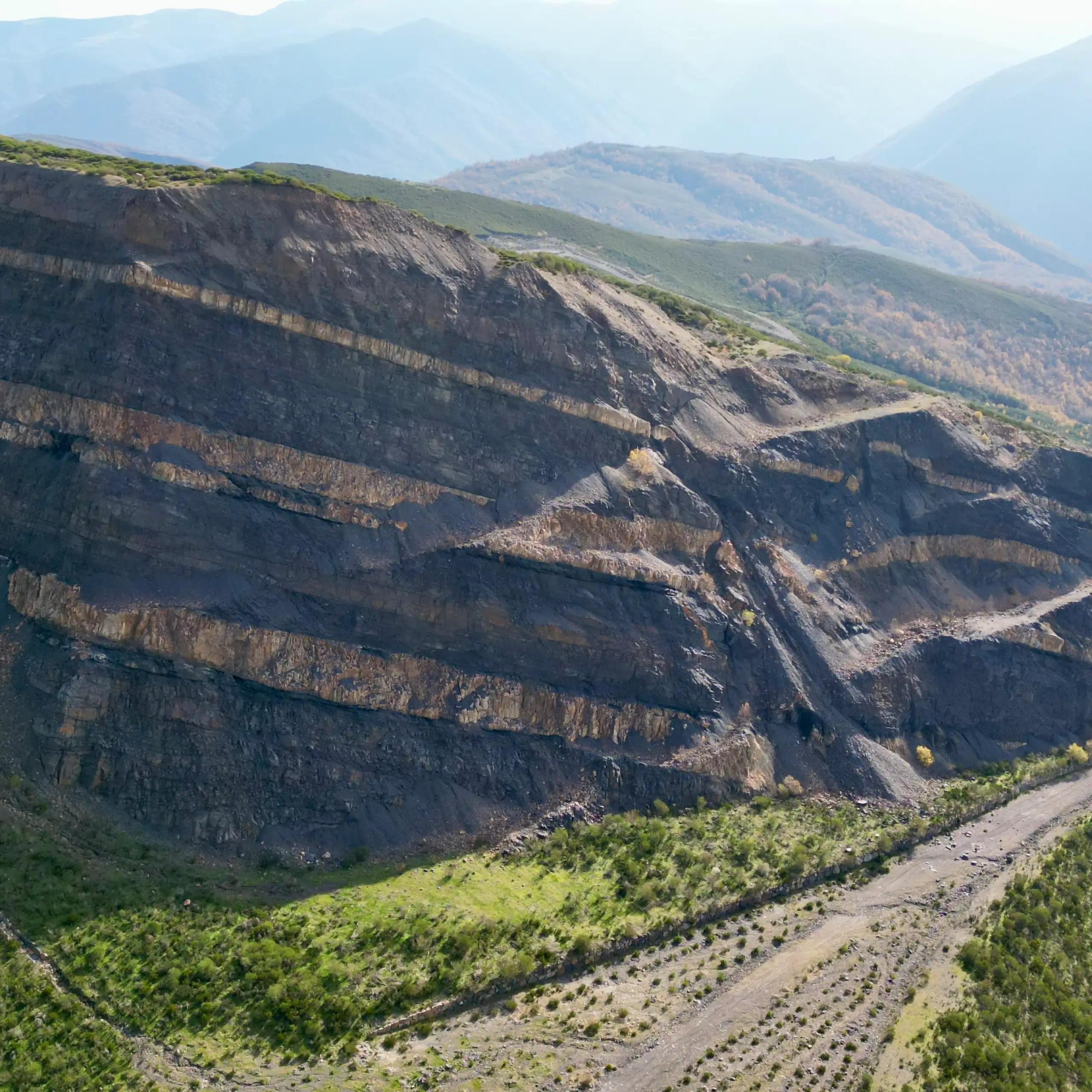 Mina de carbón a cielo abierto de El Feixolín (Villablino, León), hoy reconvertida en un museo al aire libre para comprender el proceso de formación del carbón.