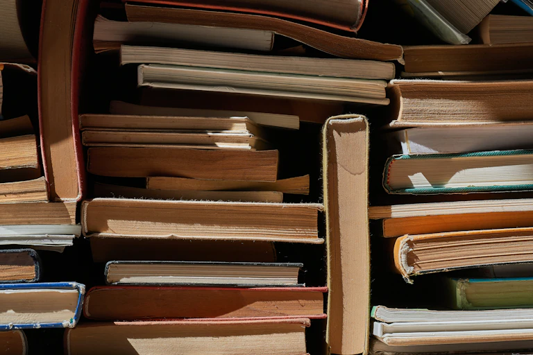 Un amoncellement de vieux livres
