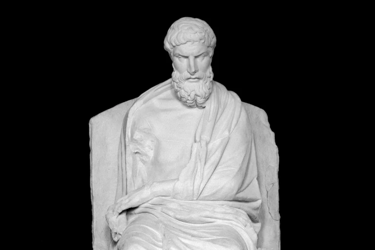 Estatua de un hombre sabio en un trono