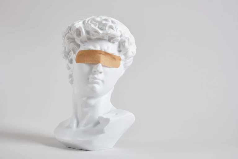 Busto de mármol con los ojos tapados