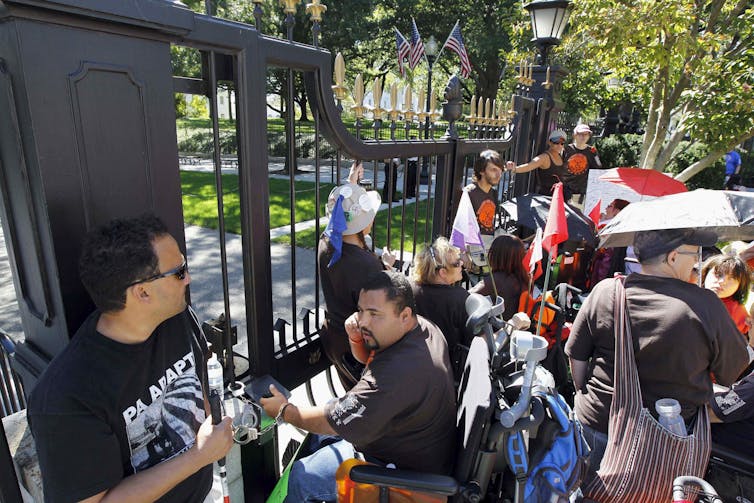 Los comentarios desinformados sobre el autismo se encuentran sobre ideas peligrosas sobre Eugenica 3 Gente vista en la puerta, algunas en una silla de ruedas.