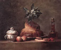 Pintura de un pastel con una flor encima, un azucarero a la izquierda, un bote a la derecha y unos panecillos y tomates delante.