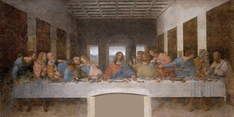 Pintar una mesa alargada con 12 hombres sentados mirando hacia el pintor.