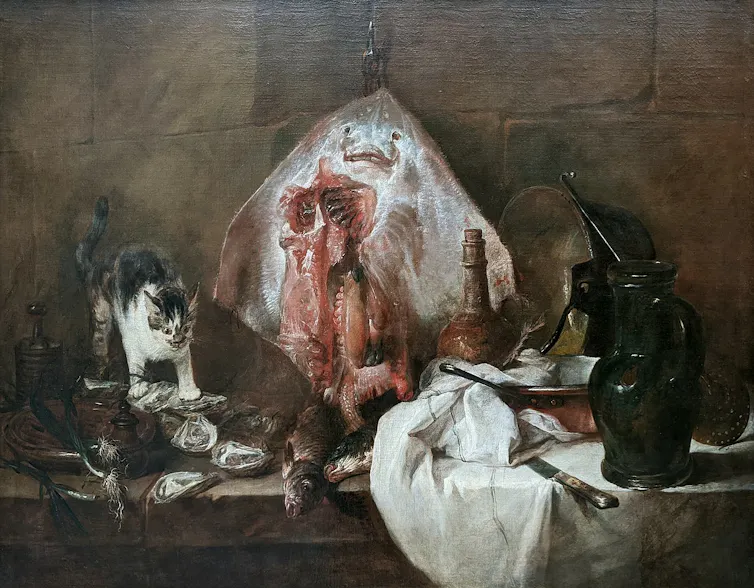 Pintura con un pescado abierto en el que se ve la sangre mientras un gato pasa al lado.