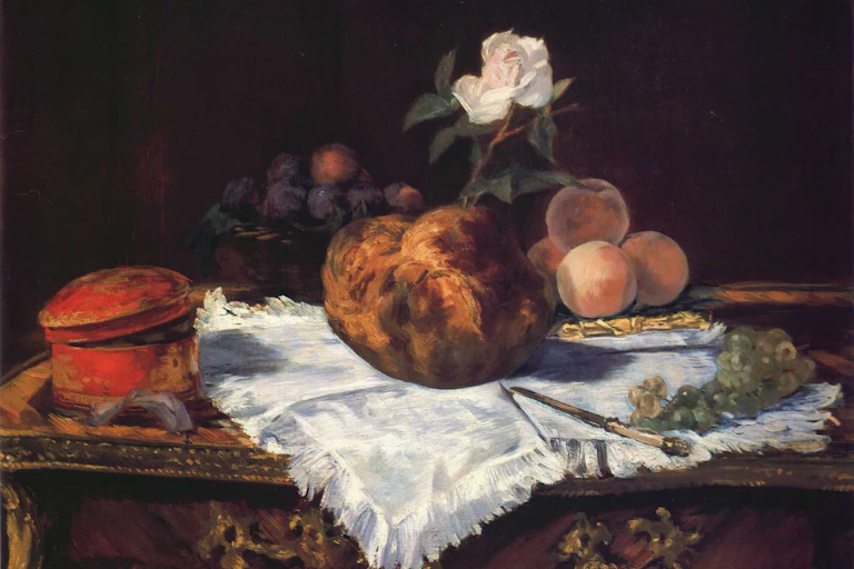 Pintura de un brioche sobre un mantel al lado de unos melocotones y ciruelas.