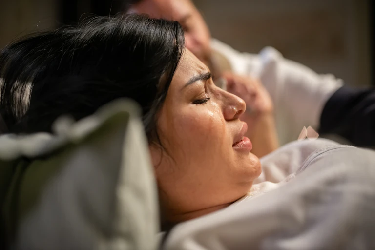 Mujer dando a luz con con lágrimas en los ojos