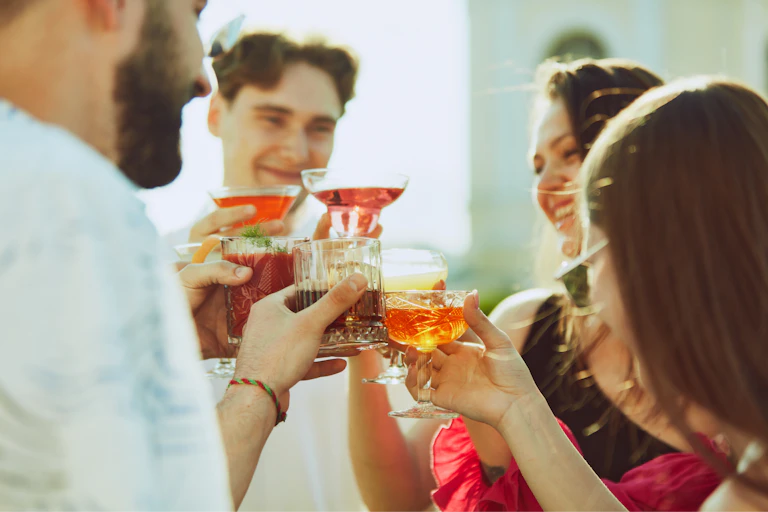Jóvenes brindando con copas