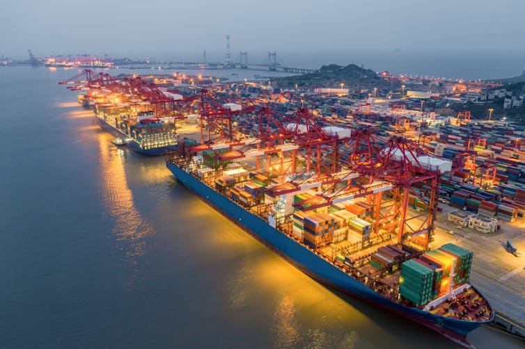 How does the container alternate the face of the arena 1 Port de Shanghai