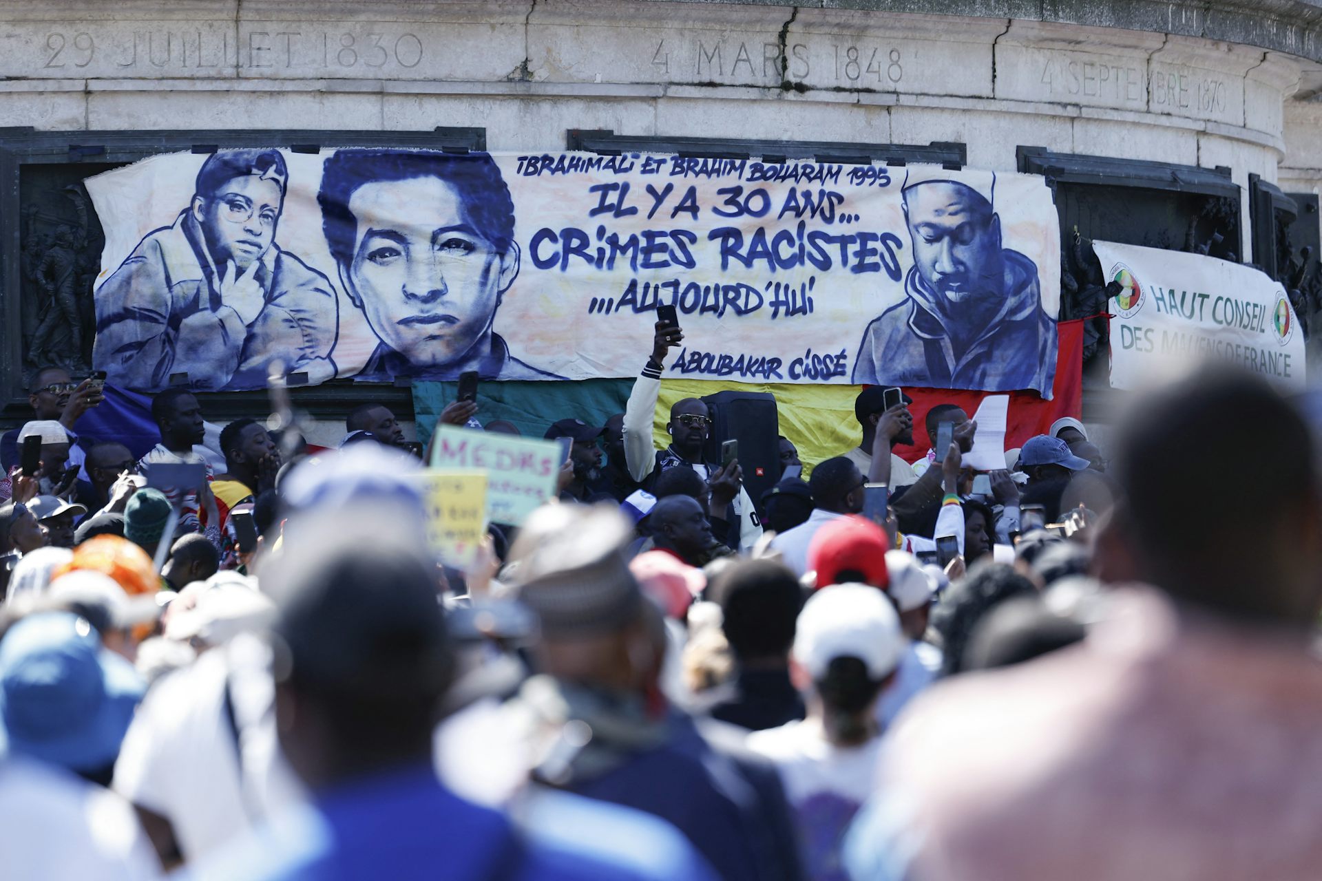 Une banderole "Ibrahim Ali, Brahim Bouraam, il y a 30 ans, crimes racistes - aujourd'hui, Aboubakar Cissé" est affichée sur le "Monument à la République", place de la République à Paris, le 1er mai 2025, lors d'un rassemblement en hommage à Aboubakar Cissé, un fidèle tué dans une mosquée de plusieurs dizaines de coups de couteau, à La Grand-Combe, le 25 avril 2025. Les représentants des institutions musulmanes ont été reçus par le Président de la République le 29 avril 2025 au matin, dénonçant auprès du Président le "climat d'islamophobie ambiant" et appelant à des "actions concrètes" pour les protéger, à la suite d'un meurtre dans une mosquée du Gard. 