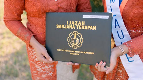 Dari penahanan ijazah hingga diskriminasi usia: Sulitnya mengimplementasikan aturan ketenagakerjaan yang progresif