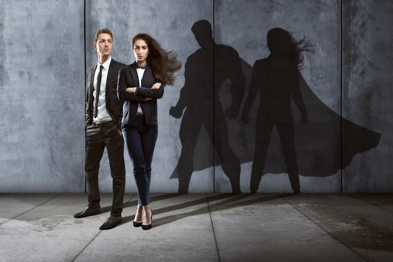 Un homme et une femme avec leur ombre en super-héros.