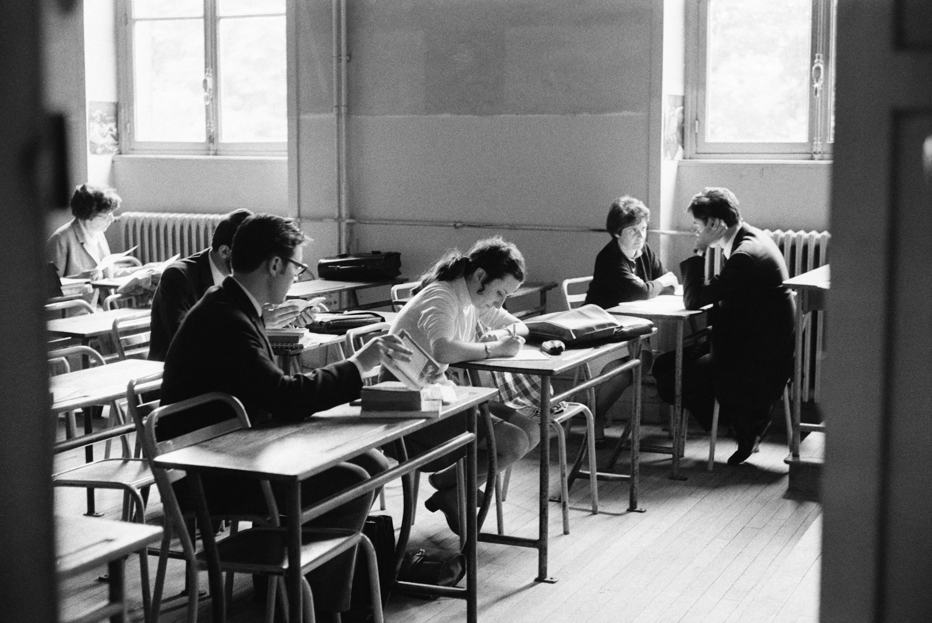 En raison des événements politiques et sociaux, en 1968, le baccalauréat ne dure que quelques heures et prend la forme d'un entretien oral - ici, au lycée Montaigne, à Paris.