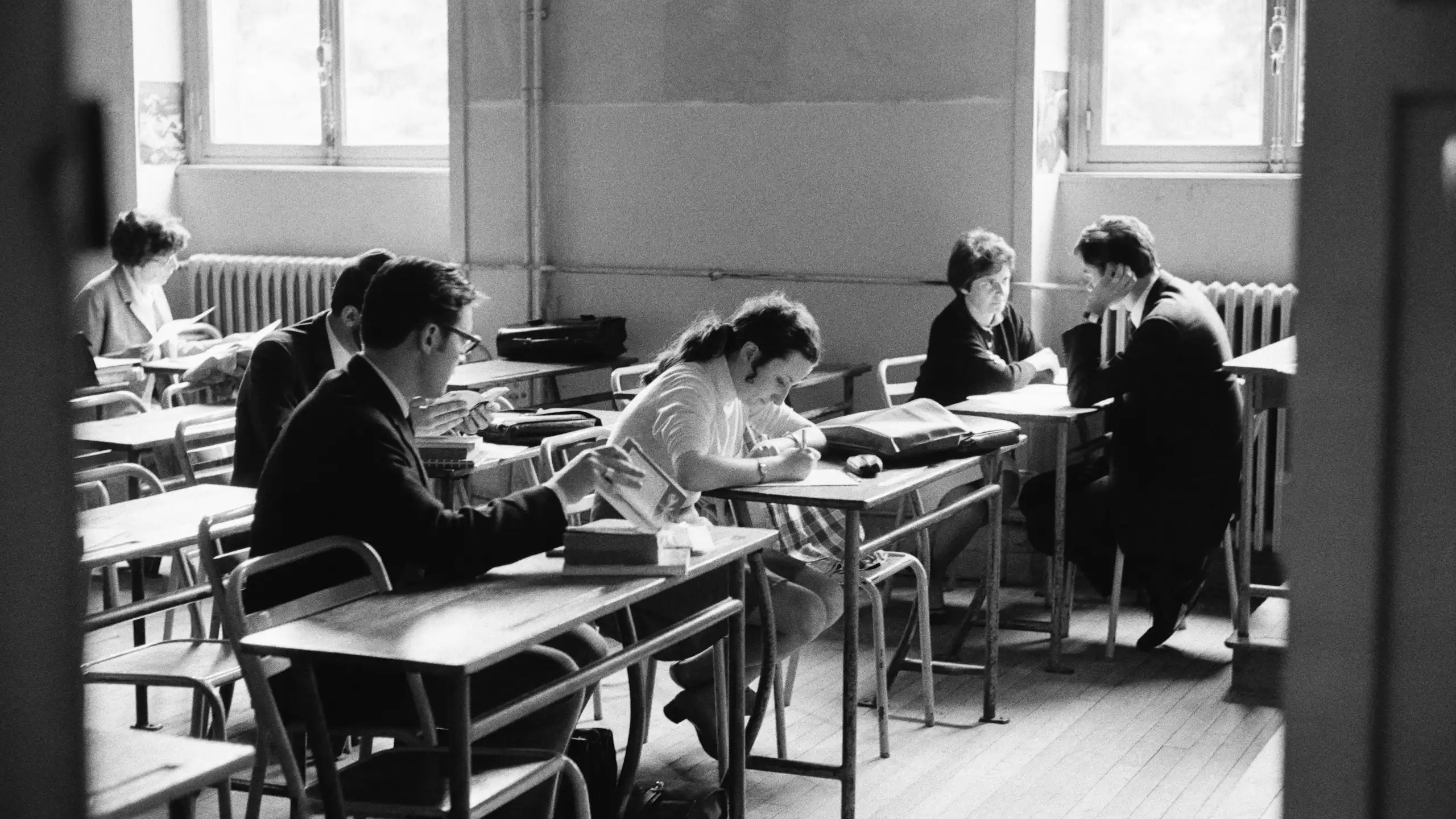 En raison des événements politiques et sociaux, en 1968, le baccalauréat ne dure que quelques heures et prend la forme d'un entretien oral - ici, au lycée Montaigne, à Paris.