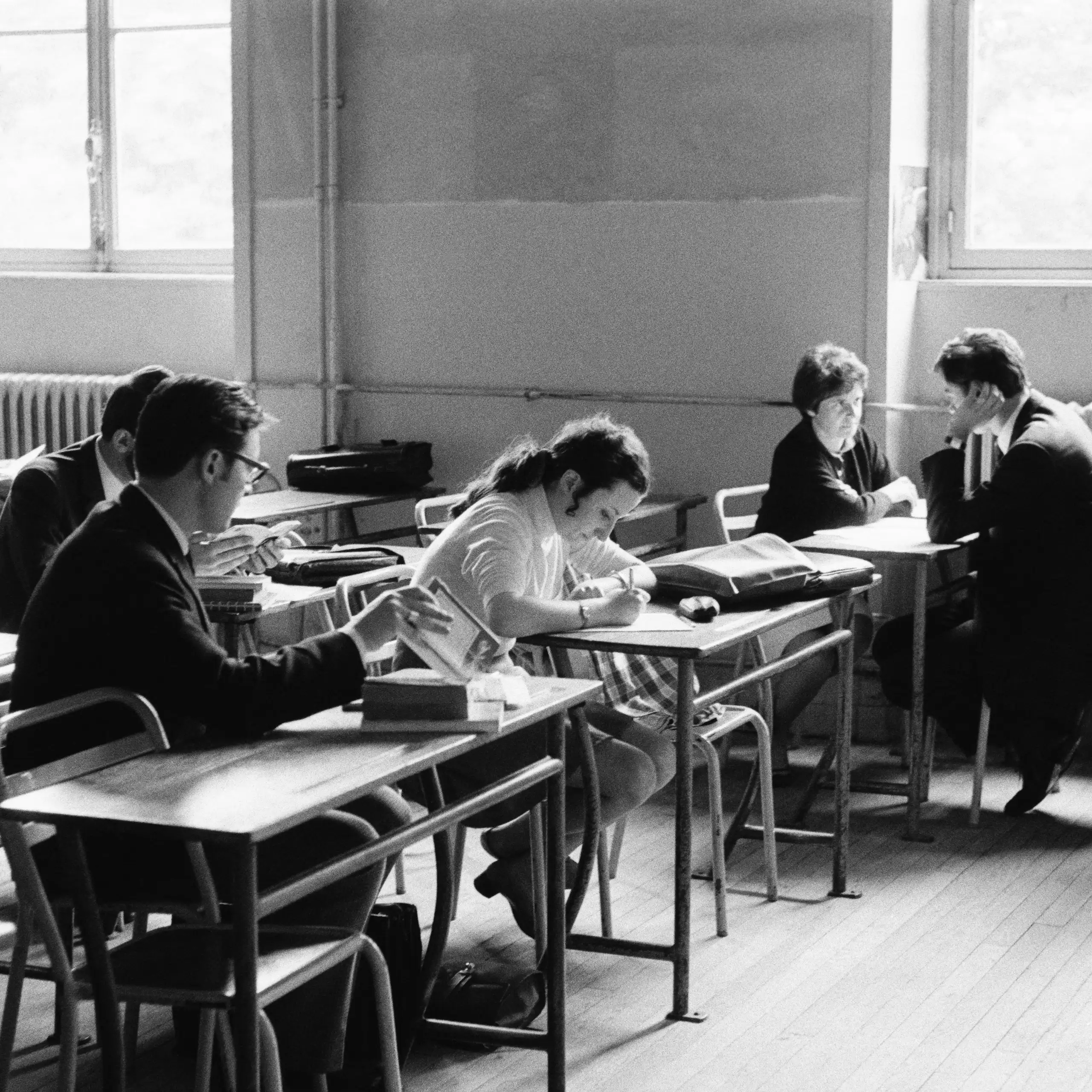 En raison des événements politiques et sociaux, en 1968, le baccalauréat ne dure que quelques heures et prend la forme d'un entretien oral - ici, au lycée Montaigne, à Paris.
