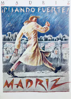 Dibujo de un hombre caminando bajo una frase que dice 'Pisando fuerte'.