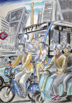 Gente en bicicleta, en moto, en coche, en autobús delante de una parada de metro madrileña y delante de las Torres Picasso.