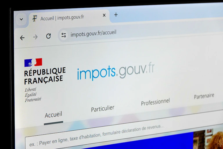 Ecran d'ordinateur avec le site des impôts français.