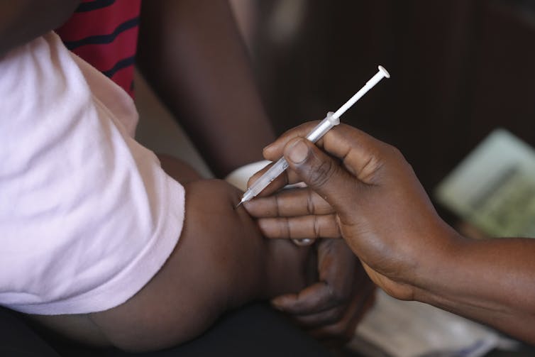 Primer plano de una persona que disparó la jeringa