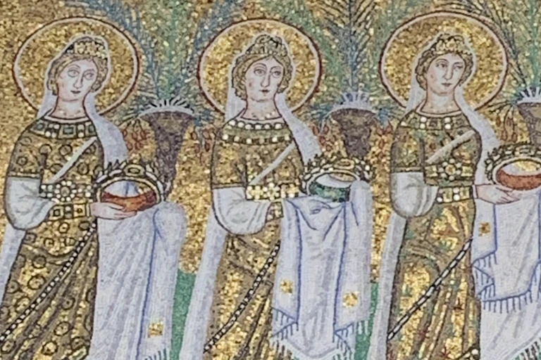Um mosaico retrata três mulheres com halos em torno de suas cabeças, cada uma segurando um pote nas mãos.