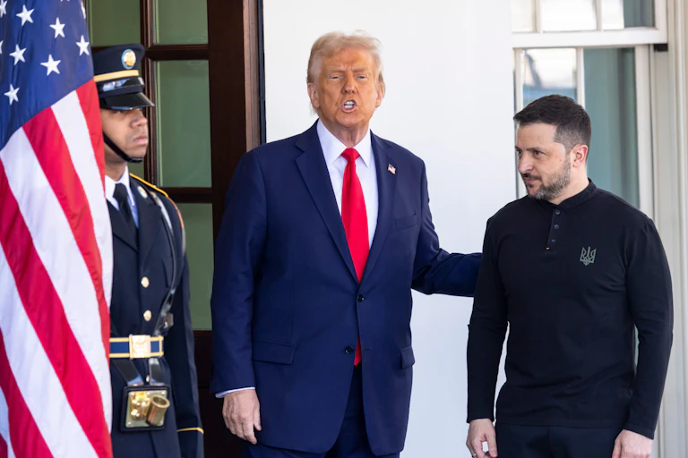 Donald Trump y Volodímir Zelenski, junto a un soldado y una bandera de Estados Unidos