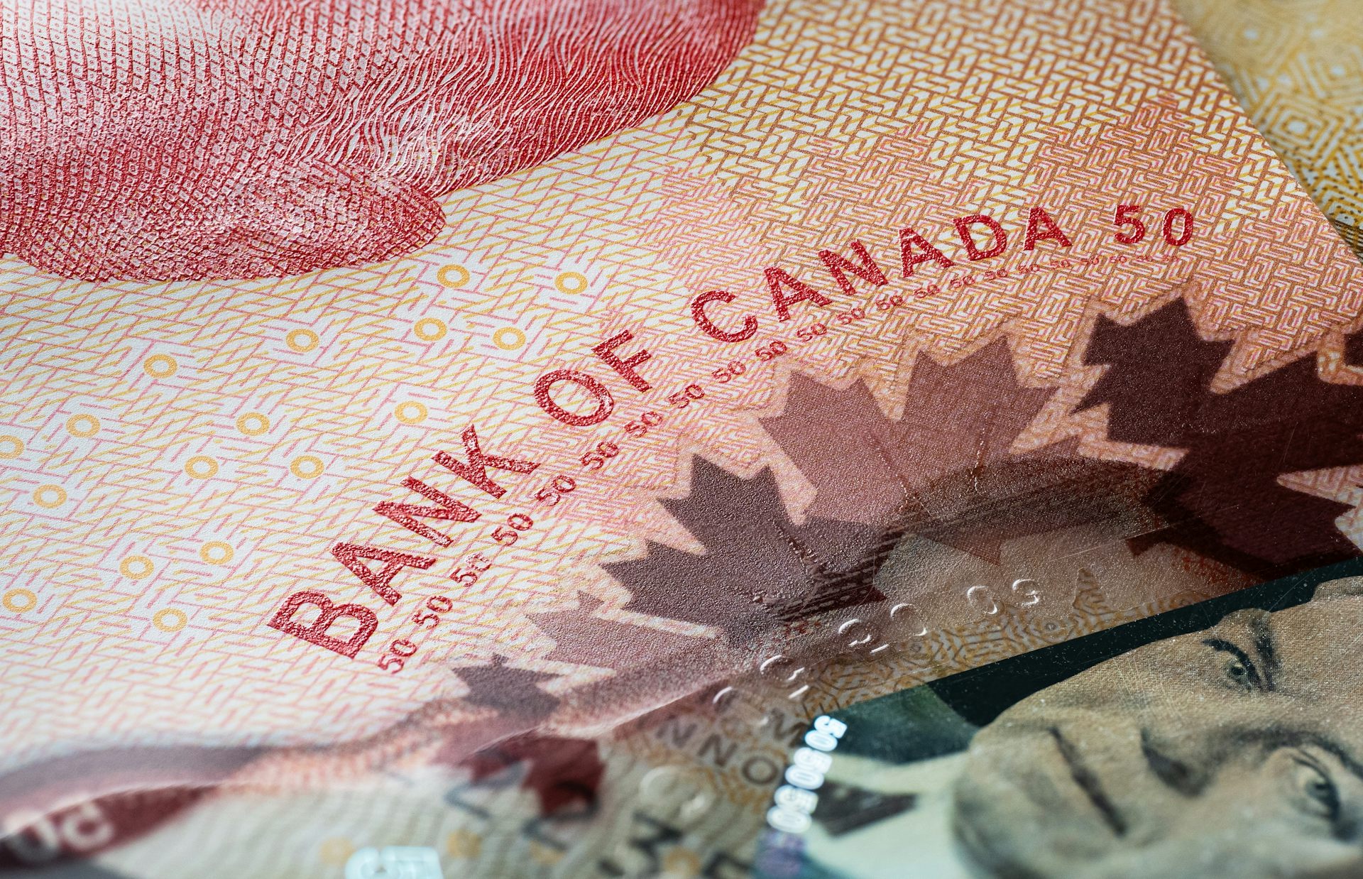 Gros plan sur les mots « Banque du Canada » imprimés sur un billet de 50 dollars canadiens.