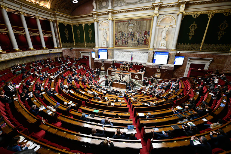 Une vue d'ensemble de l'hémicycle de l'assemblée nationale