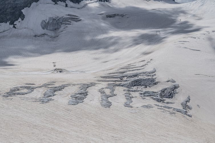 Within the grave within the Alps, a flower in entrance of the shovel: Science between neutrality and dedication 4 You can see a large view of the glacier, in the distance of the pilon and the cable car cords crossing it