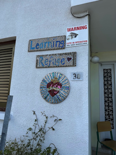 Resort de aprendizaje: ¿Cómo están los esfuerzos en la comunidad de mujeres guiadas ayudan a los refugiados a establecerse en Chipre? 1 Firmar lectura de aprendizaje Aprendizaje en el aprendizaje por la puerta