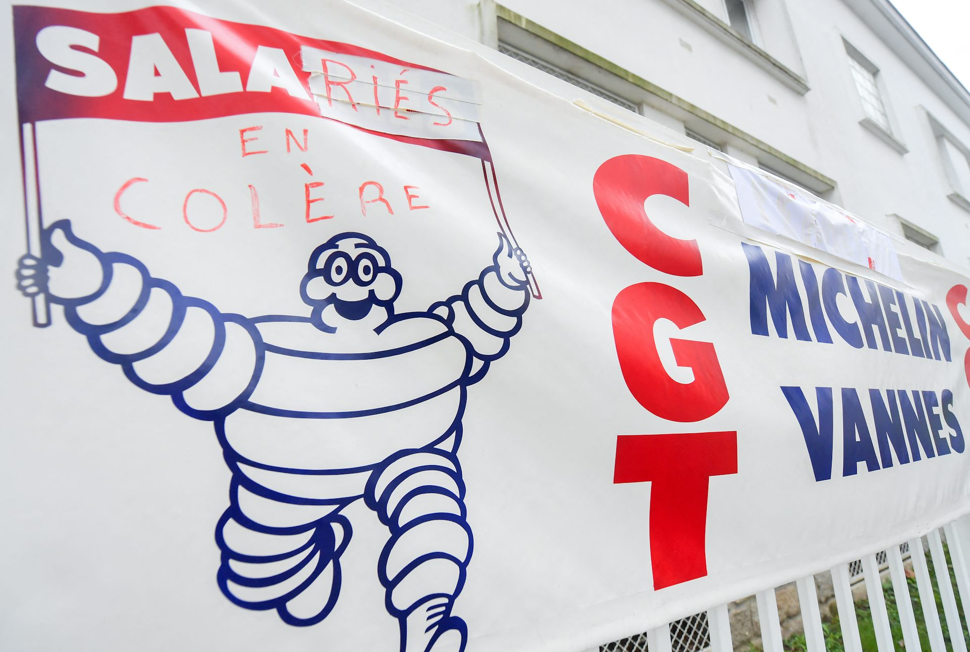Closing on a banner with Michelin Bibendum and CGT logo
