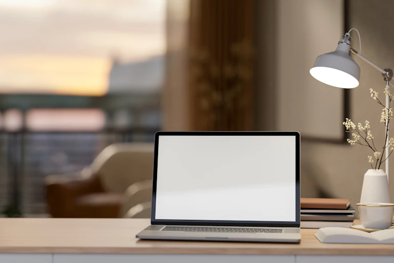 une image d'un bureau individuel avec un ordinateur portable et une lampe de bureau