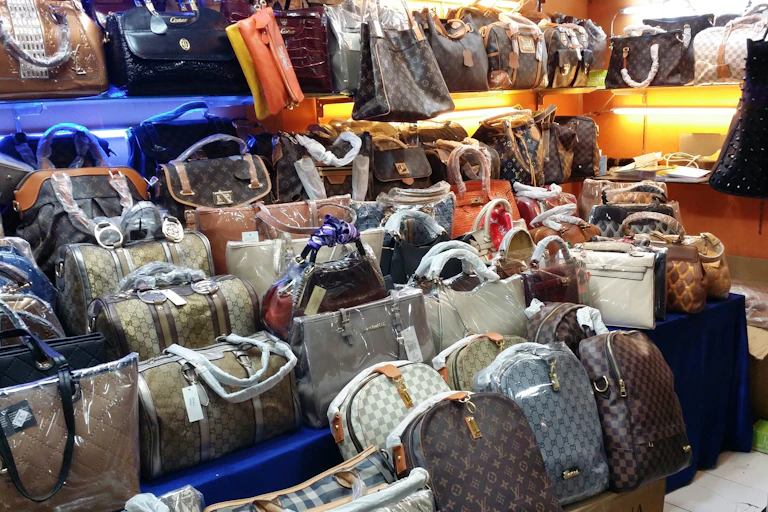 Un étalage de faux sacs siglés par les plus grands noms du luxe.