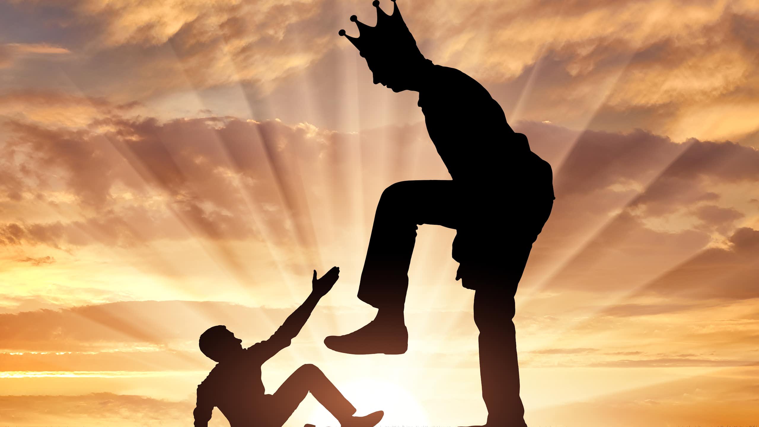 Homme écrasant un autre homme.