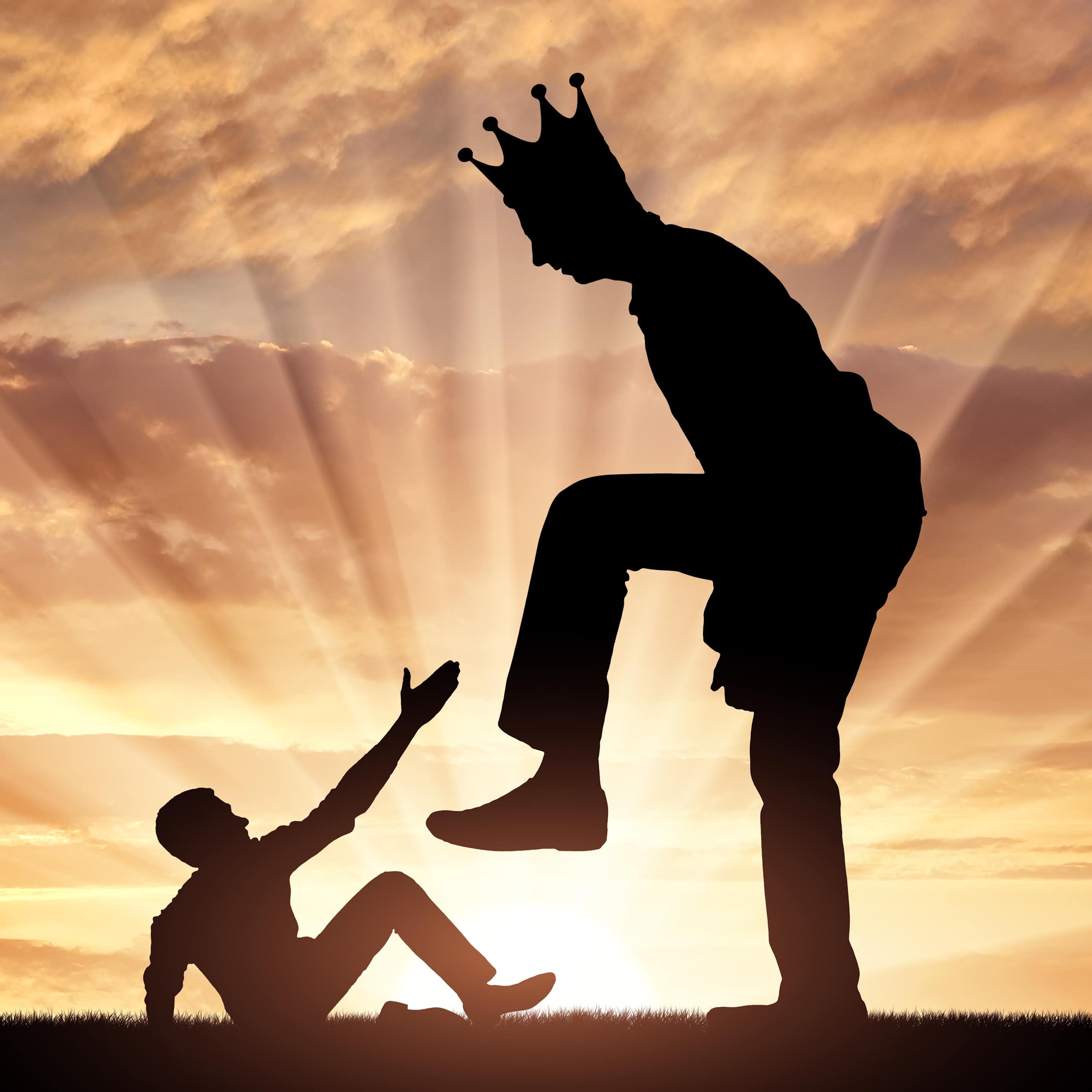 Homme écrasant un autre homme.