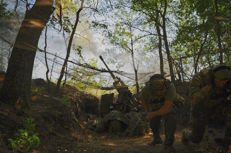 Los ataques del sur ucranianos contra el terreno aéreo ruso podrían interferir con los esfuerzos de guerra de Rusia 1 Los soldados en el bosque disparan el cañón.