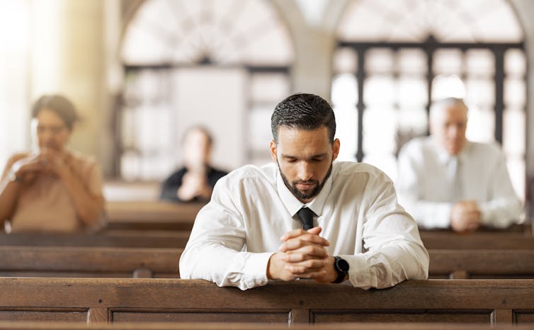 Is there in reality a non secular revival in England? Why I’m sceptical of a brand new document 1 Stock photo of a young man kneeling and bowing his head in prayer in a church pew
