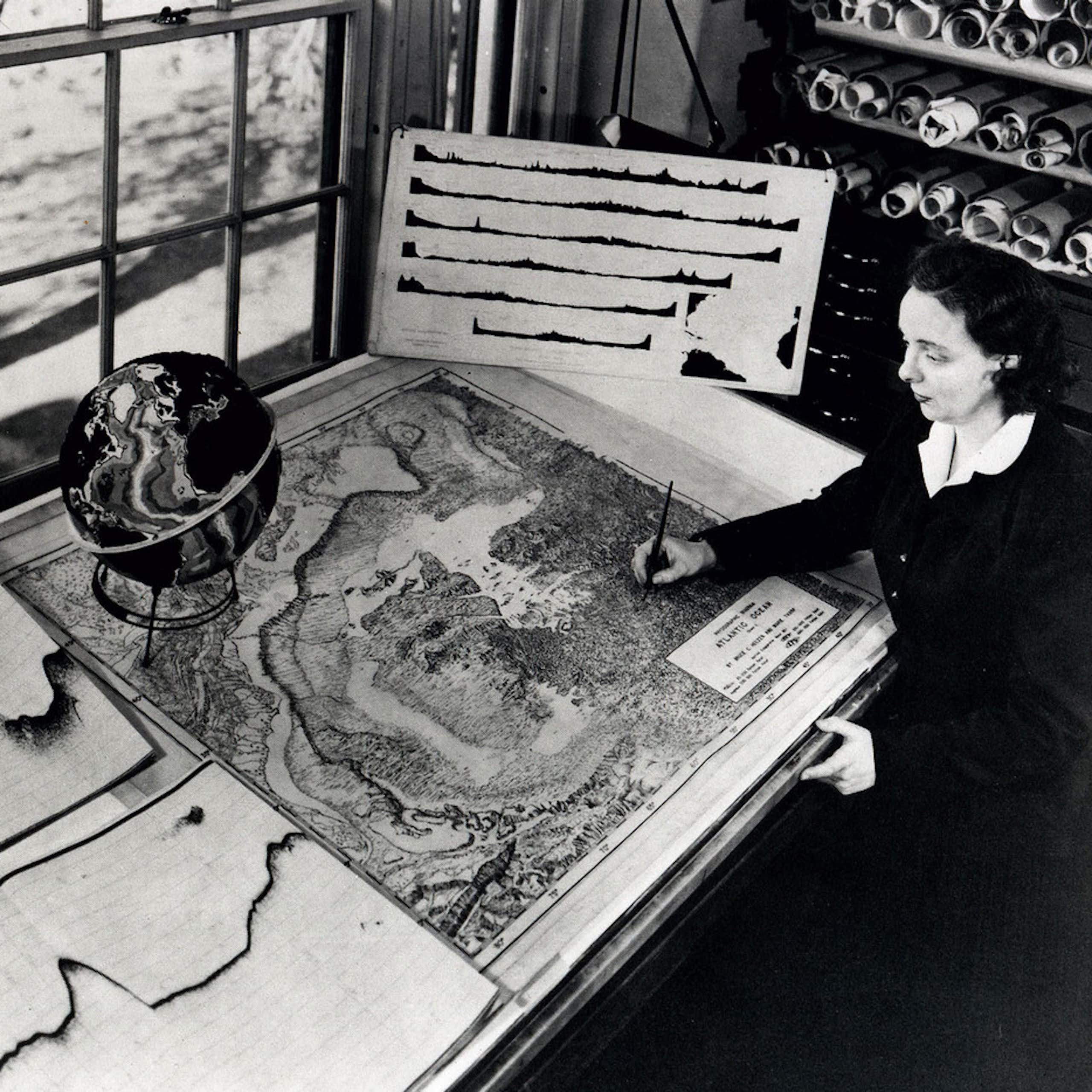 Marie Tharp travaillant à la rédaction d'une carte à son bureau