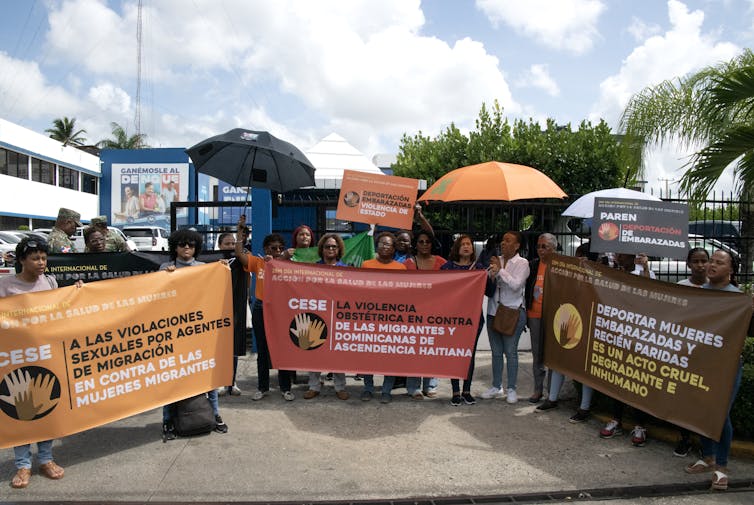Para los migrantes haitianos en la República Dominicana, "la reproducción es como una pena de muerte" 4 Las mujeres mantienen grandes carteles